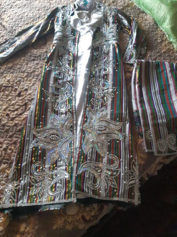 Beqasam toʻn oq koʻylagi bilan ishtoni bilan Beqasam toʻn oq koʻylagi bilan ishtoni bilan