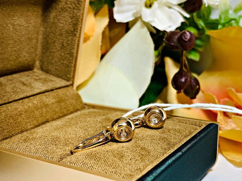золотые серьги с бриллиантами от Chopard золотые серьги с бриллиантами от Chopard