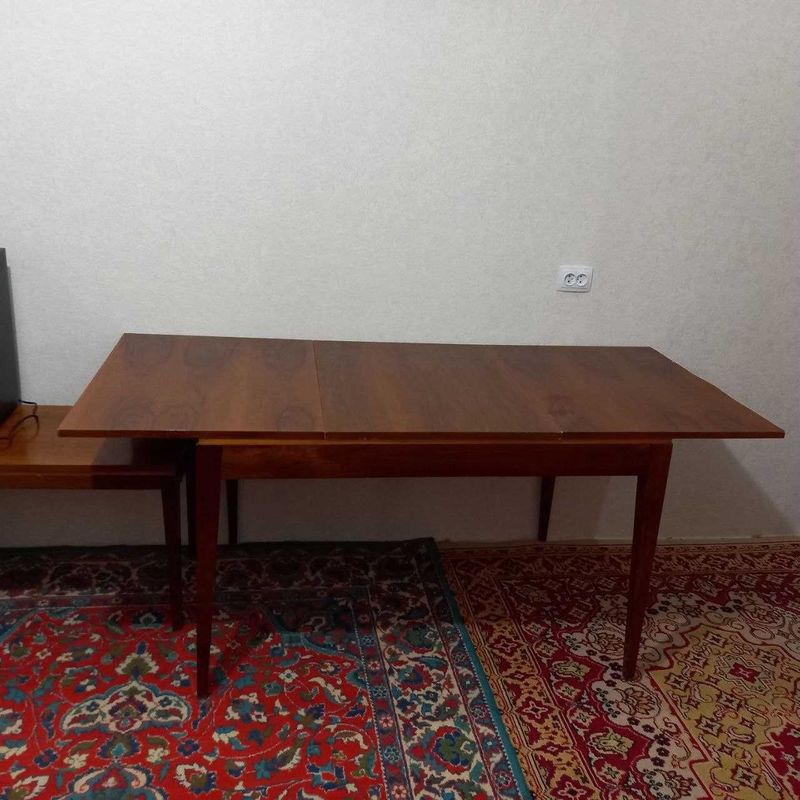 Продам стол обеденный полированный раскладной 80 см на 120 см (180 см) Продам стол обеденный полированный раскладной 80 см на 120 см (180 см)