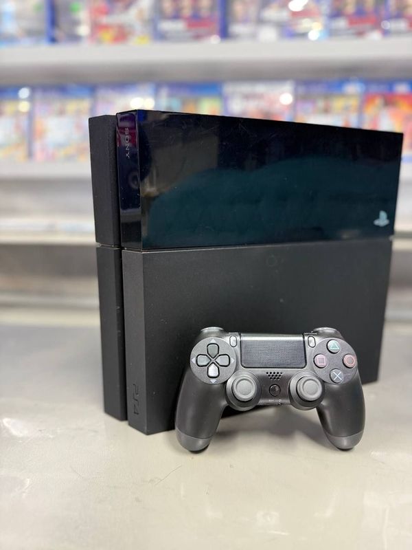 Продается игровой консол Sony Playstation 4