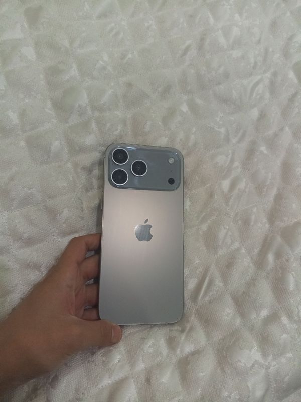 iPhone 17 pro max dial holatda