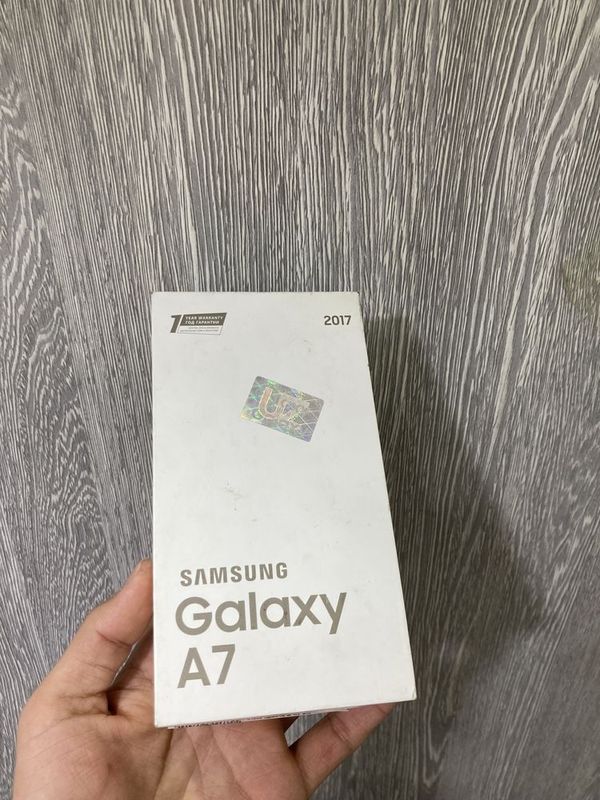 Samsung A7 17 32GB. .