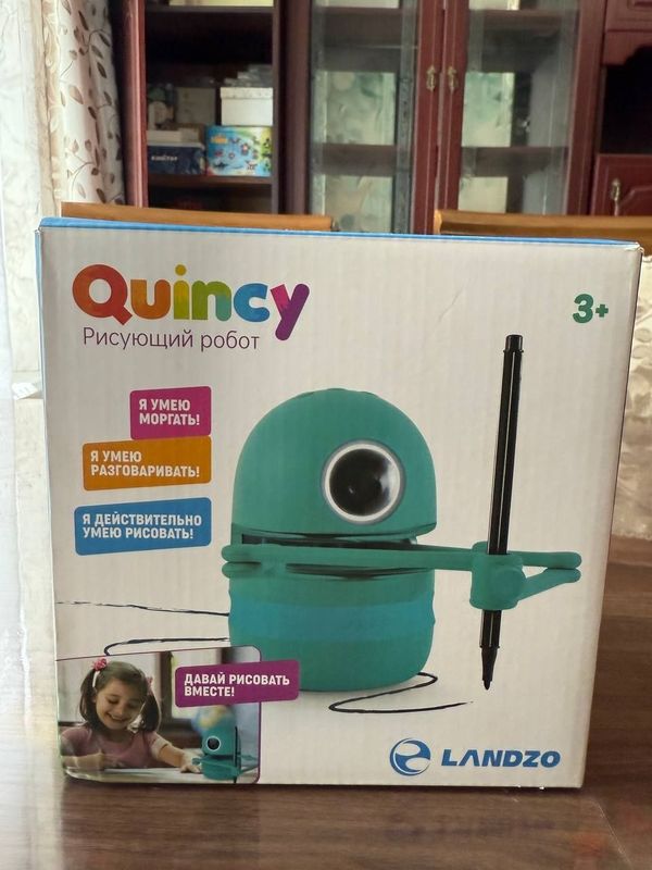 Интерактивный робот художник Quincy Интерактивный робот художник Quincy