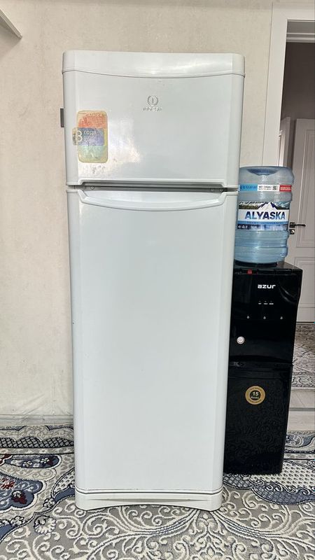 Продается холодильник Indesit Продается холодильник Indesit