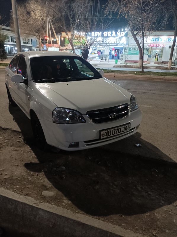 Lacetti 1.8 sotiladi.