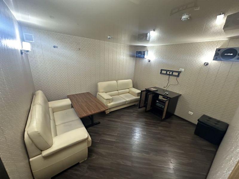 Karaokedagi divan , stol kalonka usilitel hammasi birga Karaokedagi divan , stol kalonka usilitel hammasi birga