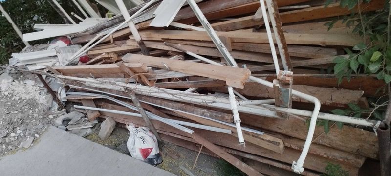Продаются половые доски б/у, чугунные батареи, рамы деревянные и т.д.