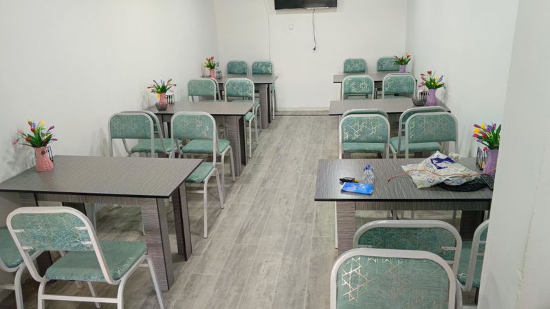 Kafe va stoloviy uchun muljallangan ustar kursilar Kafe va stoloviy uchun muljallangan ustar kursilar