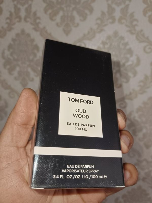 Срочно продам новый духи Tom Ford oud wood Срочно продам новый духи Tom Ford oud wood