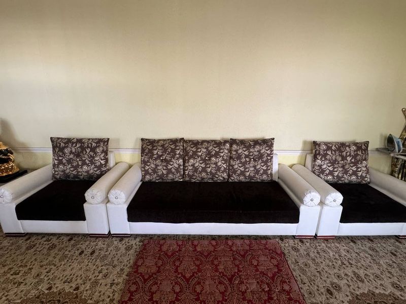 Divan bilan 2ta kreslo sifati yaxshi Divan bilan 2ta kreslo sifati yaxshi