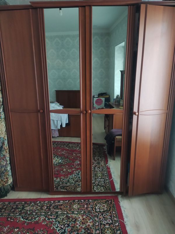 Shkaf kravat sotiladi Shkaf kravat sotiladi