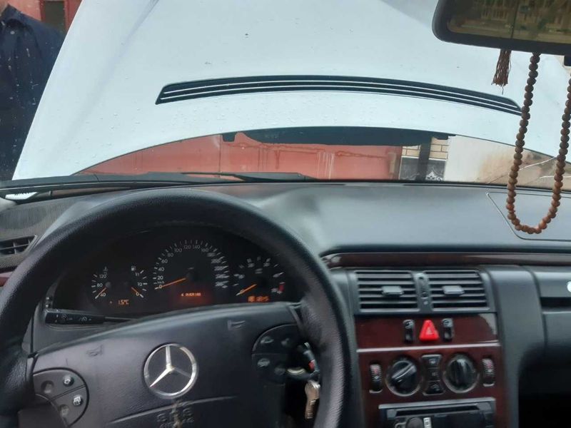 Автотранспорт Mercedes W210