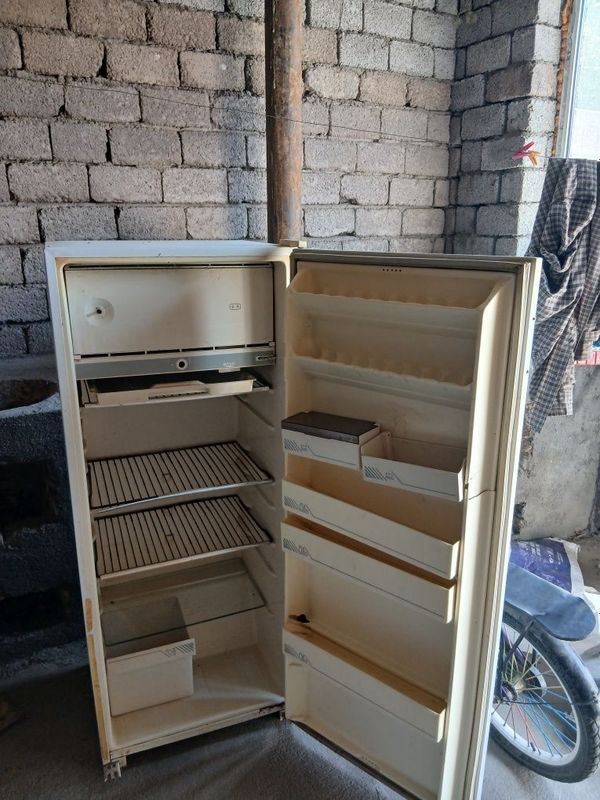 Рабочий старый холодильник