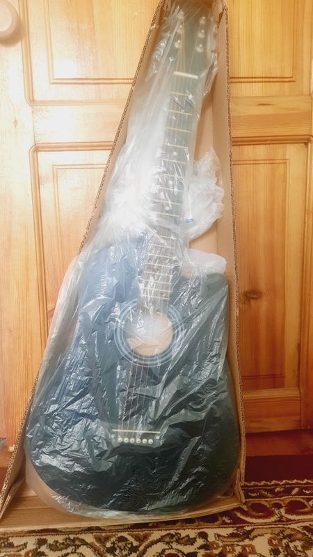 Gitara. Yangi. Ishlatilmagan Gitara. Yangi. Ishlatilmagan