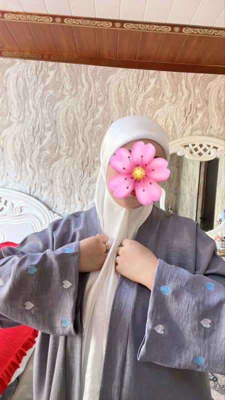 Abaya yangi 1 marta kiyilgan narxi 300 ming sòm Abaya yangi 1 marta kiyilgan narxi 300 ming sòm