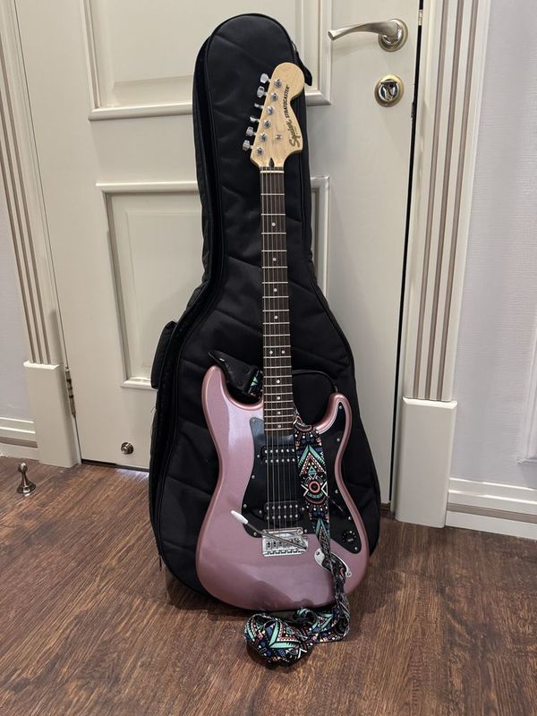 Продам электрогитару Squier Stratocaster