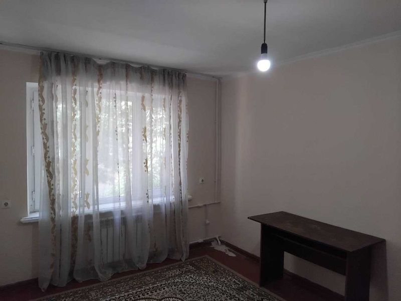Сдаетя 1 ком в Чирчике рядом пед инс.15 школы