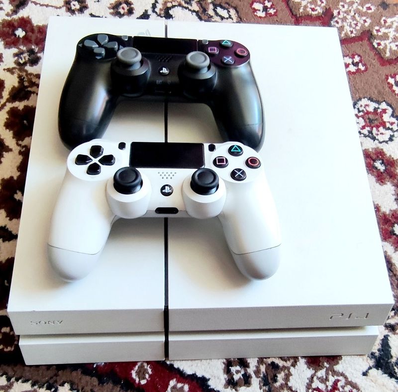 Playstation 4 Sotiladi Playstation 4 Sotiladi