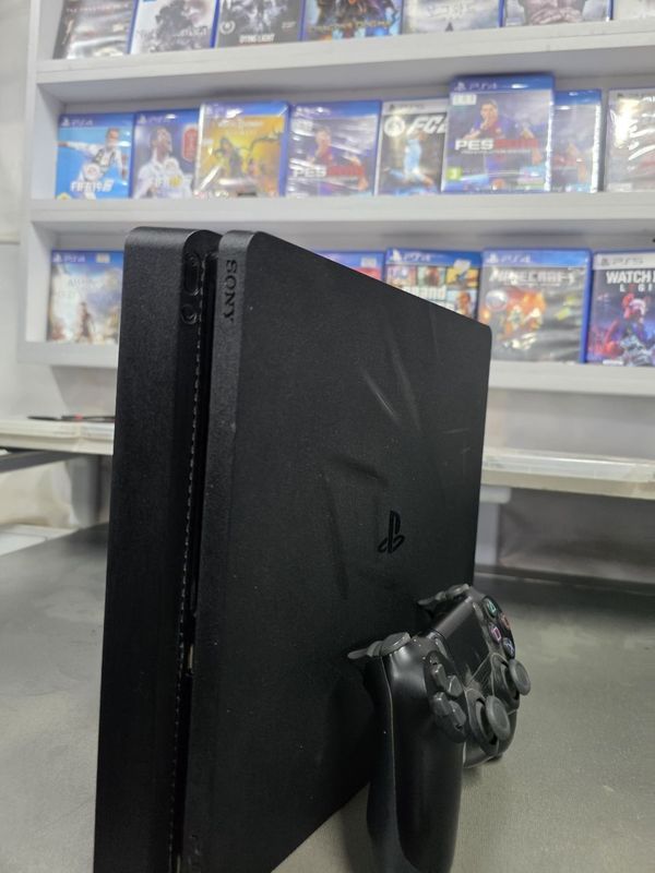 Продается игровой консол Sony Playstation 4 slim