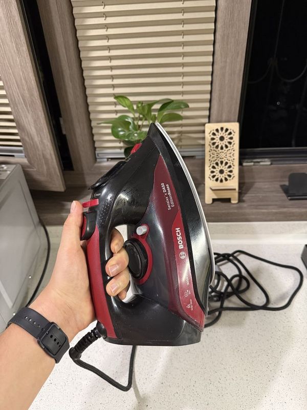 Продается утюг в отлично состоянии оригинальный Bosch 3050W!