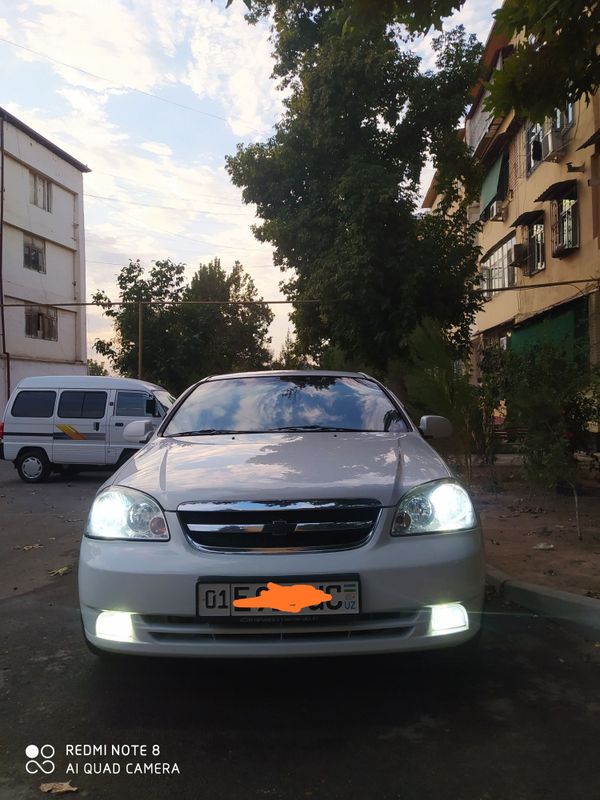 Lacetti 1.8 sotiladi