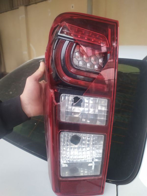 Продаю фару от ИСУЗУ D MAX Продаю фару от ИСУЗУ D MAX