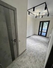 Чиланзар 20-:90м² 1ый этаж 2 комнаты в доль дороги Юр адрес парковка