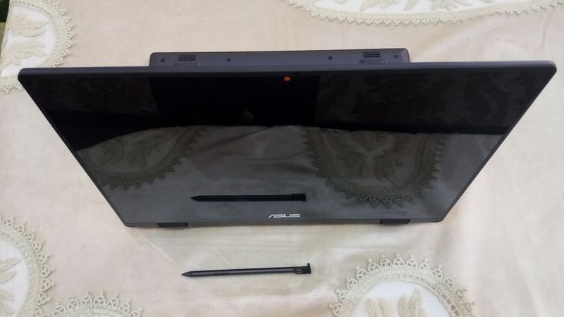 Planshet-Noutbuk.Asus Expertbook B3 flip 360 gradusli