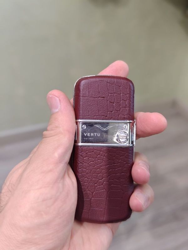 Vertu оригинал телефон,для своих годов,он идеально выглядит и работает Vertu оригинал телефон,для своих годов,он идеально выглядит и работает