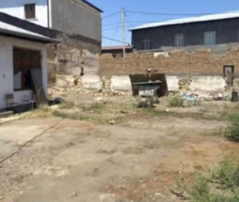 Xasanboy shaxar tarabda 17 sotu 4 sotudanam bolib sotiladi srochniy