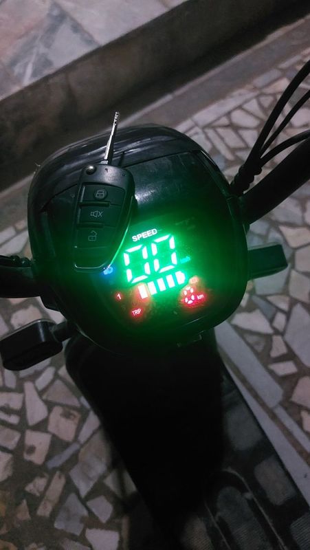 Skuter chontak badel