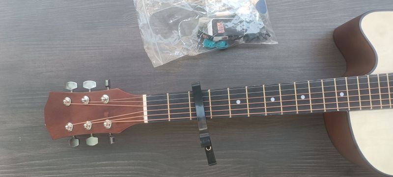 Gitara sotiladi yangi ishlamagan Gitara sotiladi yangi ishlamagan