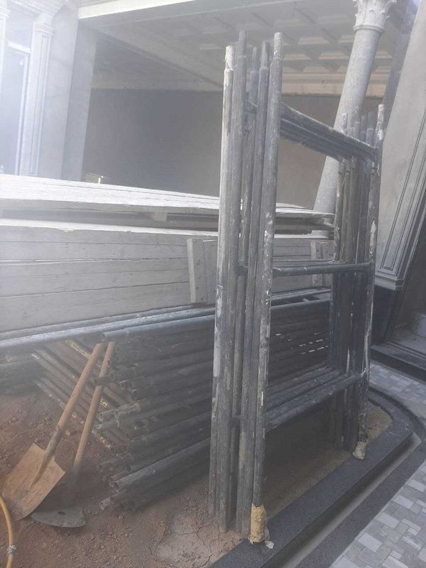 Леса 20 та комплект 10 та тахтаси билан б/у Леса 20 та комплект 10 та тахтаси билан б/у