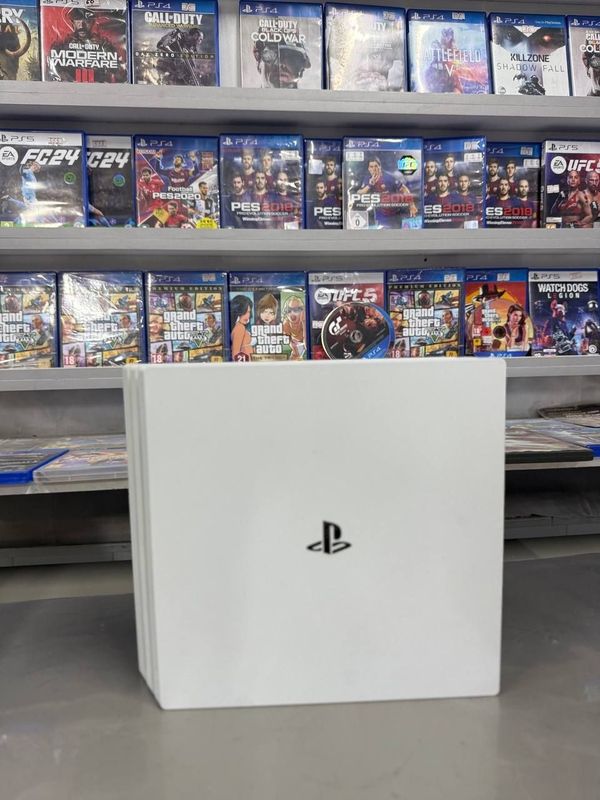 Продается игровой консол Sony Playstation 4PRO стильный