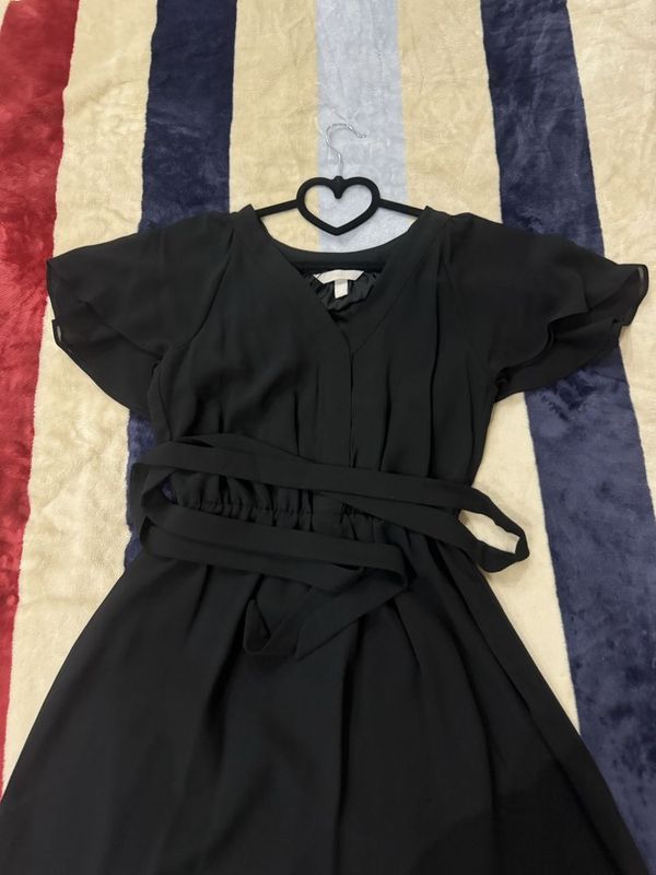 Черное короткое нежное легкое платье с воланами H&M. Черное короткое нежное легкое платье с воланами H&M.