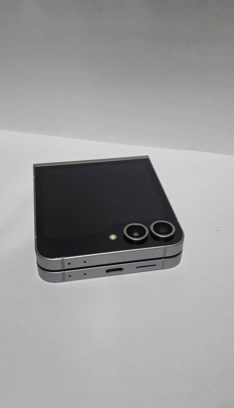 Galaxy Z Flip 6 Silver shadow