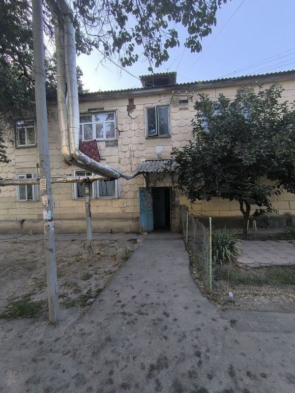 3 х. Комната квартиру пустая. В деревянном доме на втором этаже 50 м². 3 х. Комната квартиру пустая. В деревянном доме на втором этаже 50 м².
