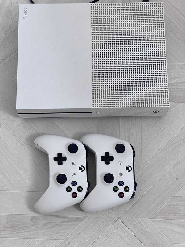 Xbox One S (1TB) Xbox One S (1TB)