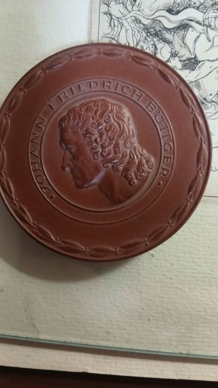 Фарфоровая медаль Мейсенской мануфактуре Фарфоровая медаль Мейсенской мануфактуре