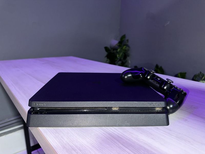 Playstation 4 slim, с топ играми, работает идеально! Playstation 4 slim, с топ играми, работает идеально!