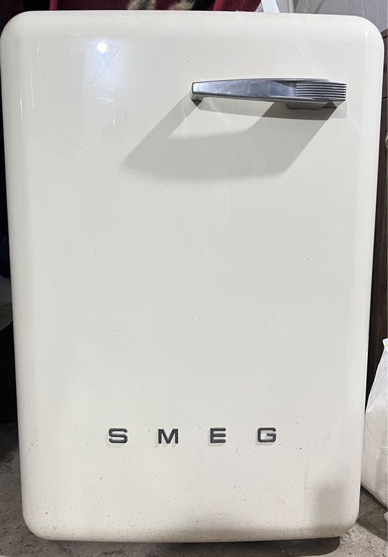 Продается стиральная машина в ретро дизайне Smeg 7кг Продается стиральная машина в ретро дизайне Smeg 7кг