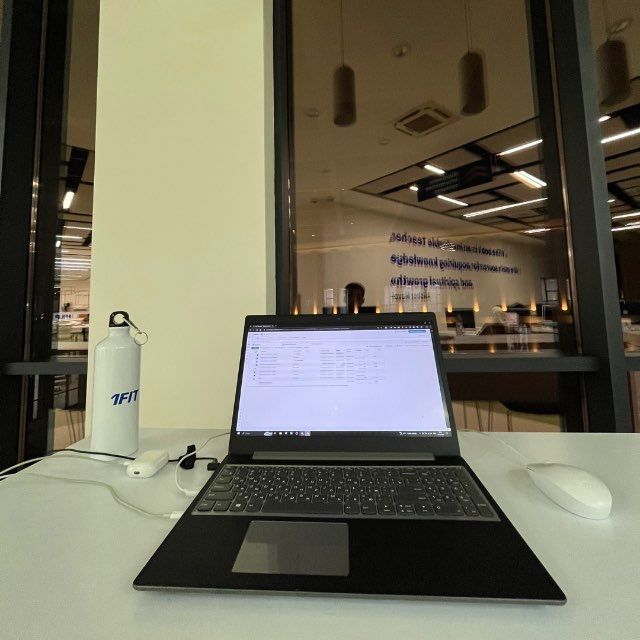 Lenovo noutbuk sotiladi