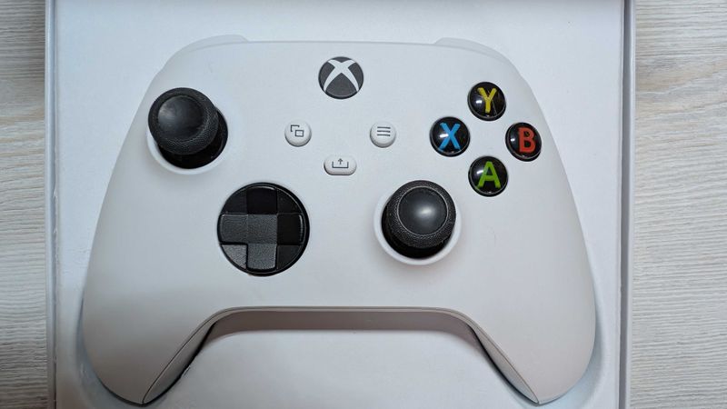 Оригинальный геймпад Xbox Series (белый) — как новый, с коробкой Оригинальный геймпад Xbox Series (белый) — как новый, с коробкой