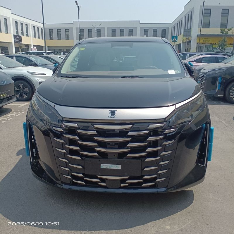 BYD XIA hybrid 7 kishilik oilaviy moshina BYD XIA hybrid 7 kishilik oilaviy moshina