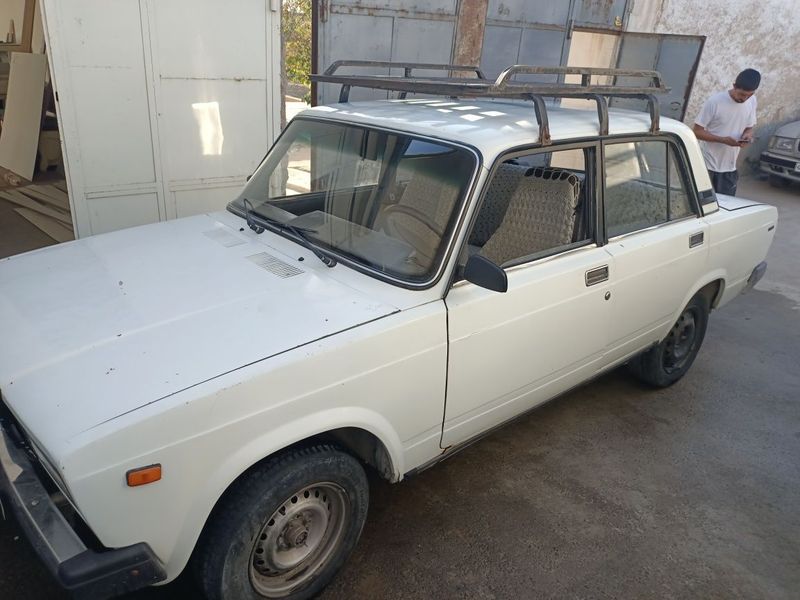 Vaz 2105 sotiladi.