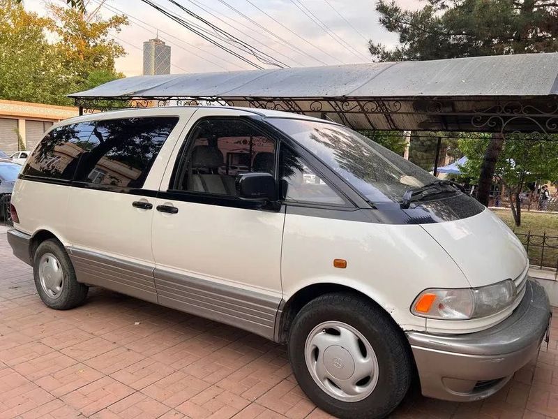 TOYOTA Previa минивен TOYOTA Previa минивен