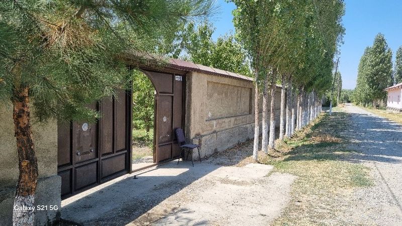 Eski jomboyda 12 sotix yer sotiladi