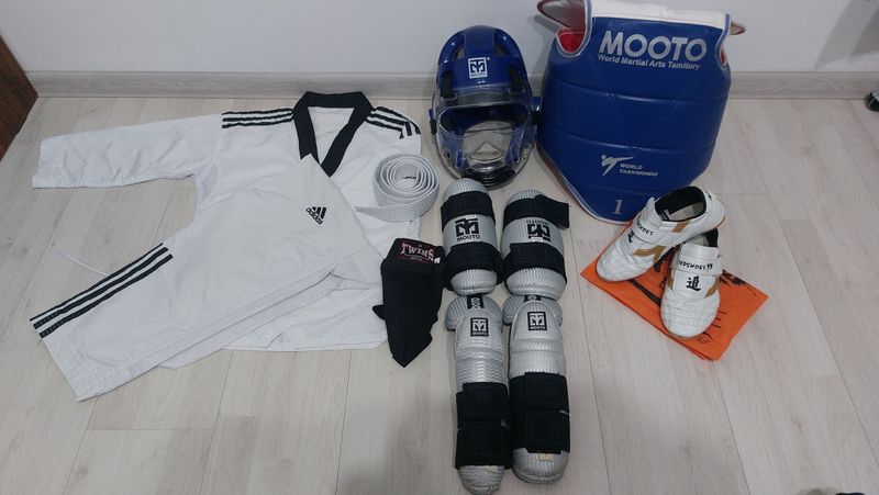 Taekwondo kiyimlari  himoya vositalari sotiladi