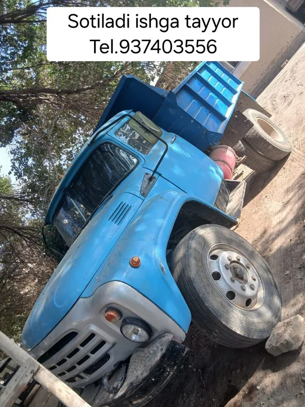 Zil moshinasi yurib turgan Zil moshinasi yurib turgan