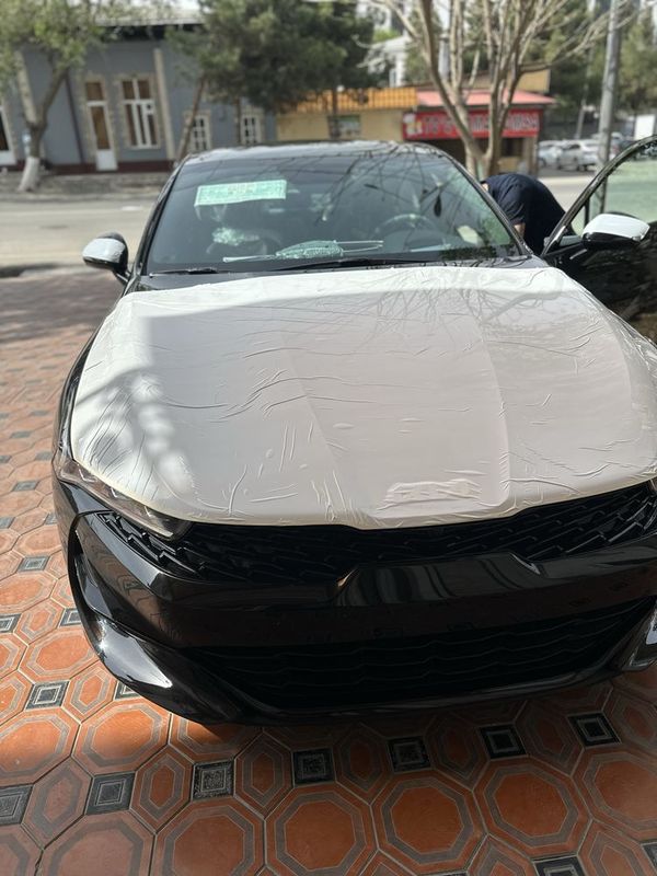 kia k5 2023 yil salondan 2024 olib minilgan